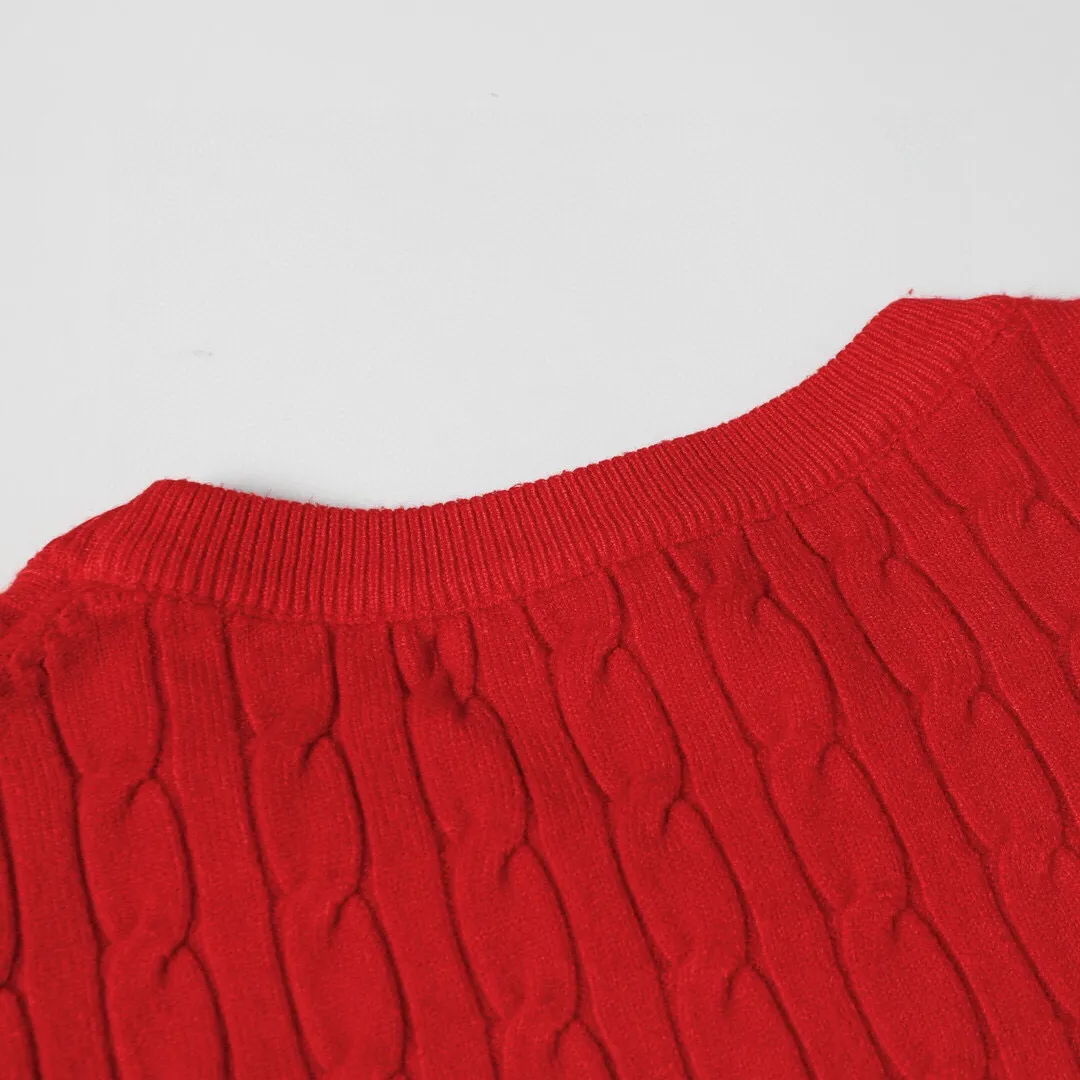 P186 Style No.: 601 -Ralph Lauren RL classic war horse logo embroidered pullover long-sleeved sweater on the chest -The item is made of custom-dyed and custom-spun yarn, purchased from the original version. A full set of customized accessories. Details determine success or failure. Heavy new autumn and winter product. High weight. Soft and delicate. The upper body effect is very nice. Loose fit. Women's model. -Color: white, gray, navy blue, red, khaki, blue, pink. -Sizes: S / M/ Ｌ S size 80-100 jins, M size 100-120 jins, Large size 120-135 jins